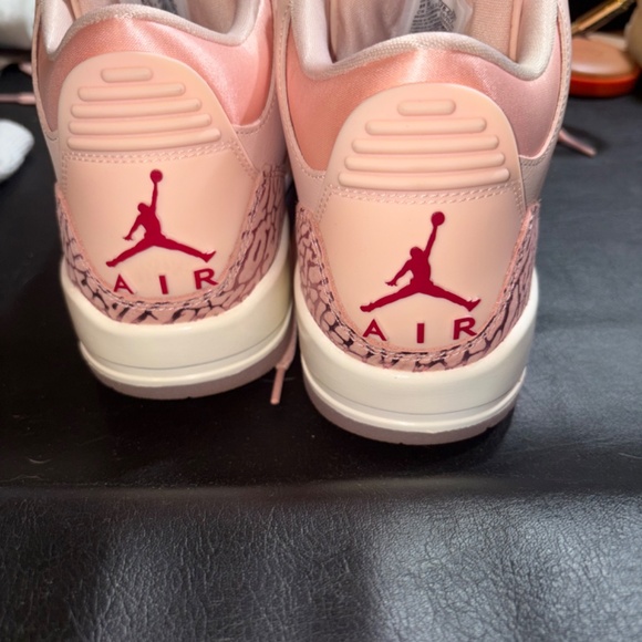 Jordans Valentines Day sneaker - Picture 3 of 5